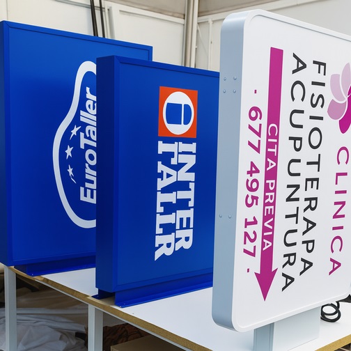 Letras corporeas huecas con luz trasera