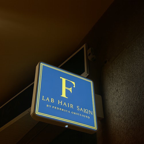 banderola cantos redondos iluminada de noche