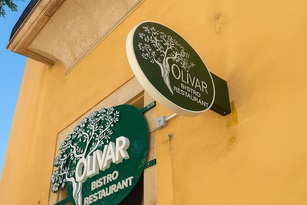 Banderola redonda luminosa instalada en una fachada