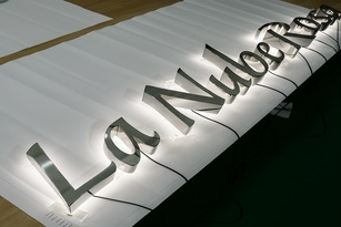 Letras corpóreas de acero luz RGB