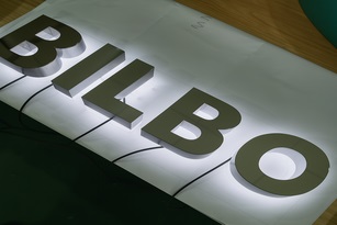 Letras corpóreas de acero con luz