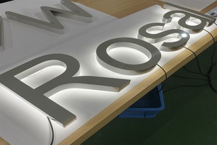 Letras de acero con luz indirecta