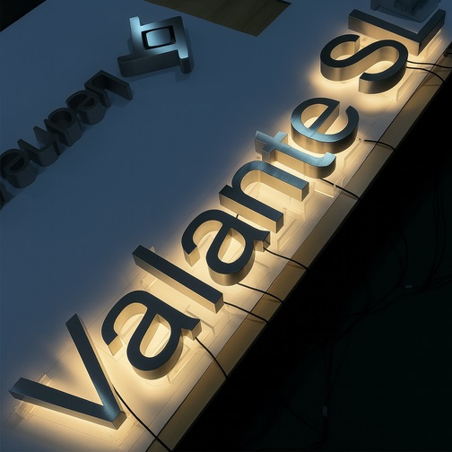 Letras de acero con luz interior