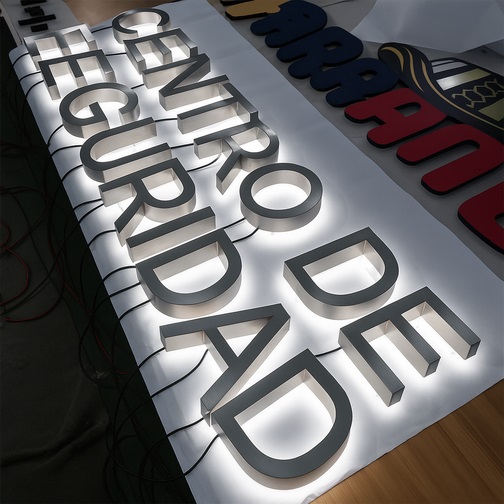 Letras corporeas huecas con luz trasera