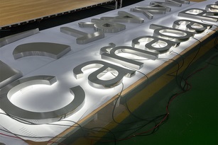 Fabricación de letras de acero retroiluminadas