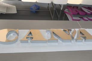 Detalle de letra corpórea 3D de acero pulido espejo sin iluminación