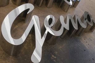 Nombre en letras corporeas de acero