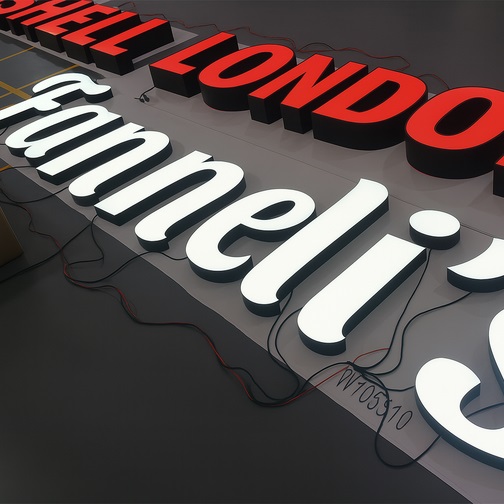 Letras corporeas de aluminio iluminadas con borde