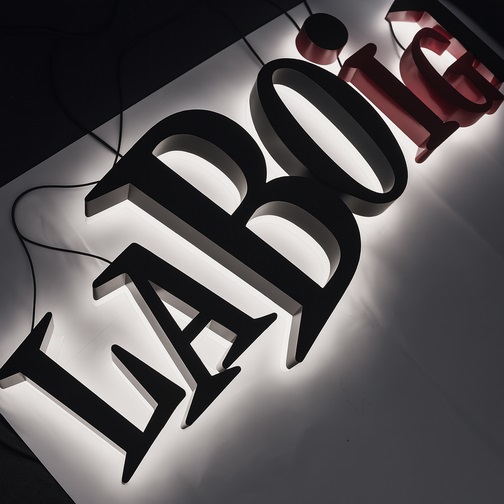 Letras corporeas huecas con luz trasera