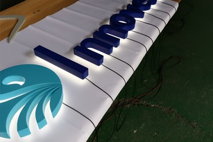 Letras fabricadas en aluminio con luz trasera integrada