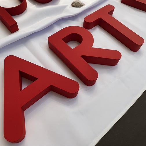 Letras corporeas huecas con luz trasera