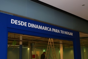 Letras de PVC blanco Letras de PVC espumado instaladas en un centro comercial