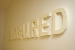 Letras de PVC espumado Letras de PVC espumado instaladas en la oficina