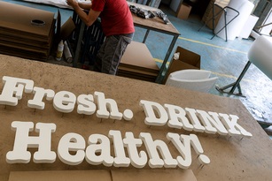 Fabricación letras PVC Fabicación letras de PVC blanco en la fábrica