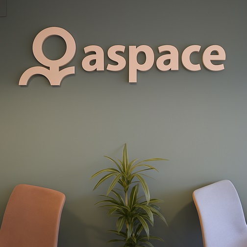 Letras de PVC instaladas en el lobbie del local