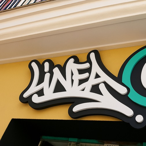 Letras de PVC instaladas en la fachada del local