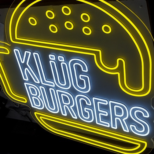 Logotipo de national geographic en poliestireno expandido lacado