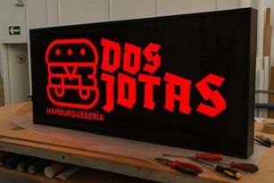 Diseño rótulo con luz