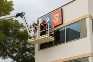 Instalación rótulo luminoso de Pepsi y Lays