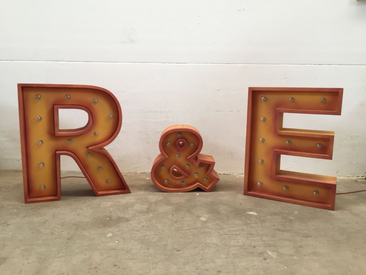 Letras de poliestireno vintage con bombillas Letras de poliestireno vintage con bombillas 200x50 cm Letras de poliestireno vintage con bombillas Letras de poliestireno vintage con bombillas 200x50 cm