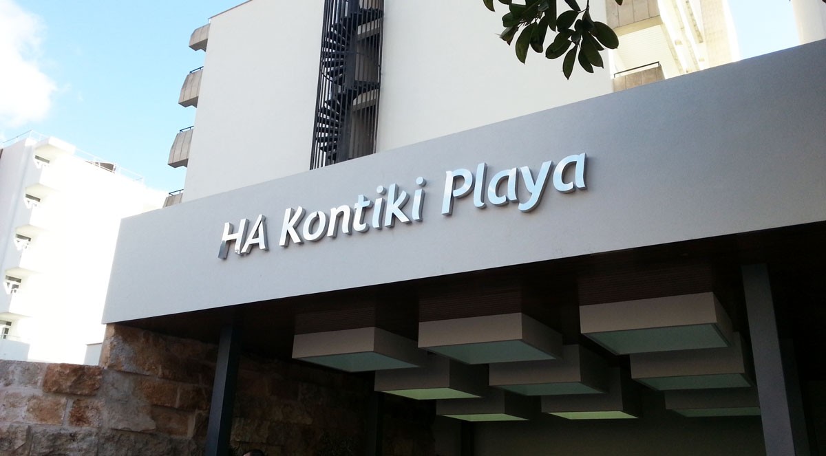 Letras corpóreas de acero luz indirecta Hotel Kontiki 200x40 cm