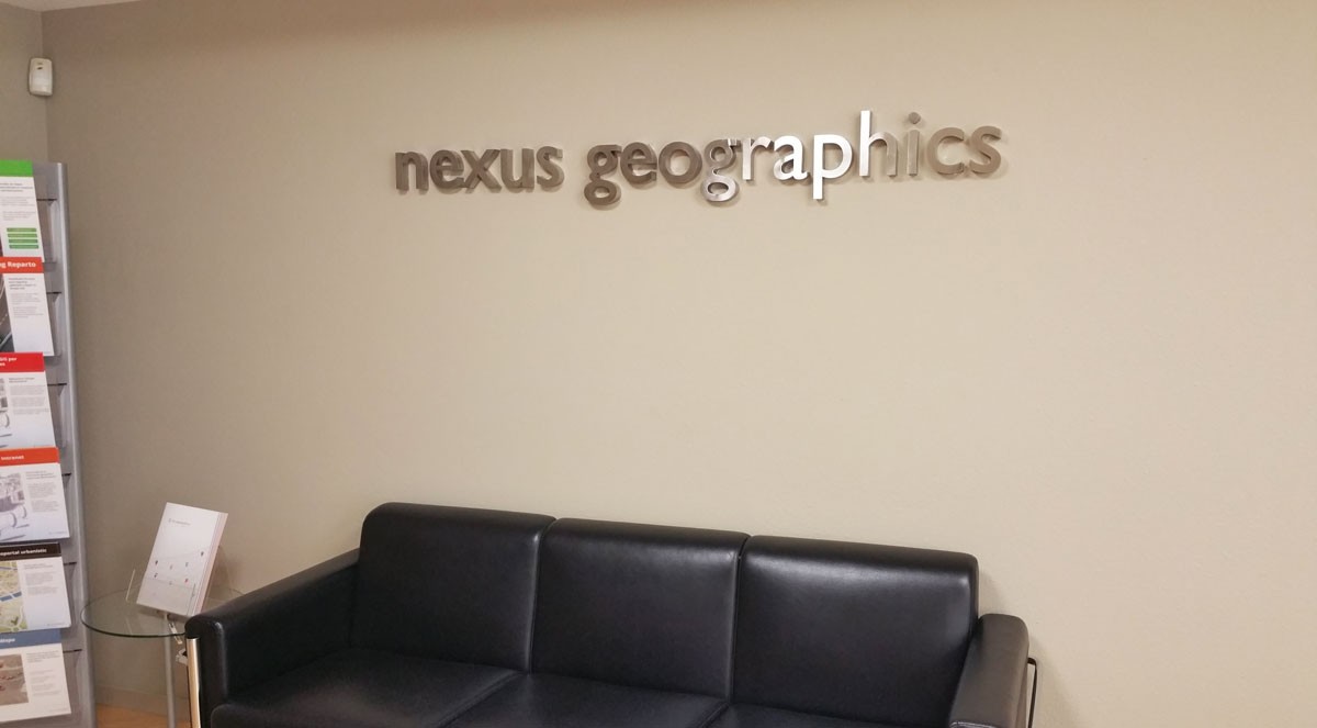 Letras corpóreas de acero sin iluminación Nexus Geographics 200x15 cm