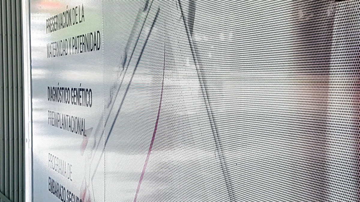 vinilo microperforado para escaparates