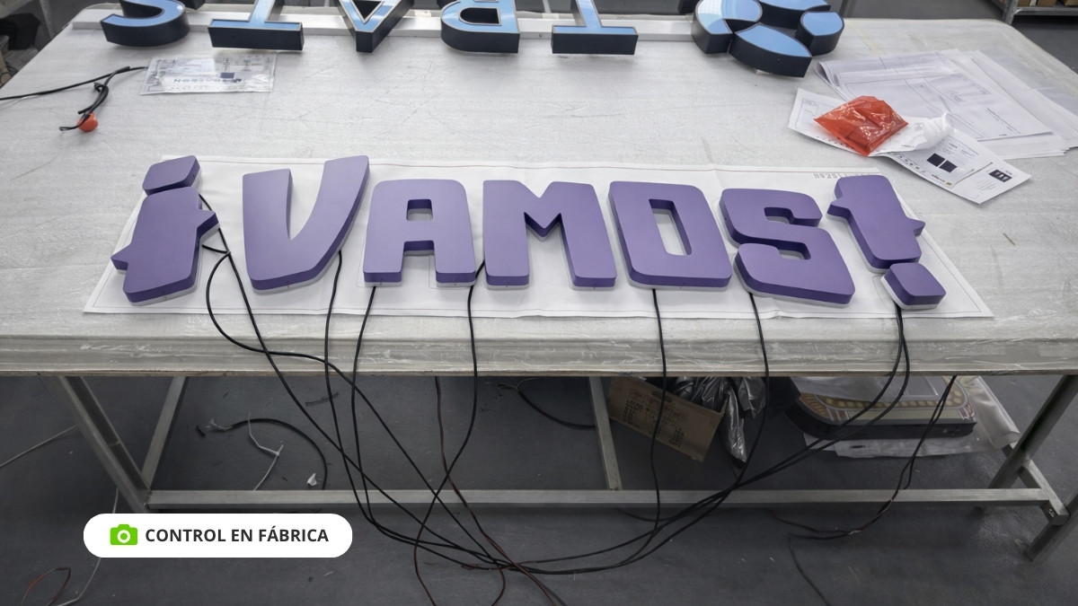 Letras corpóreas luz trasera