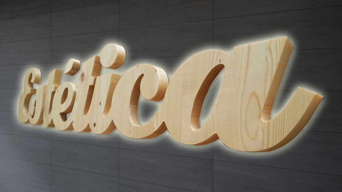 Letras de pino luz indirecta