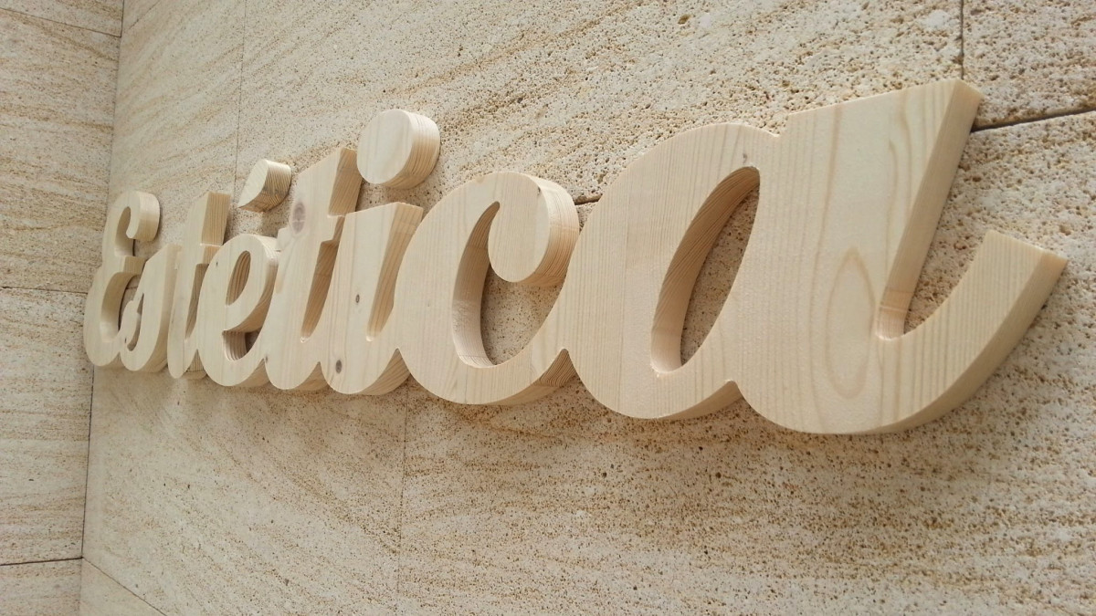 Letras recortadas de madera maciza de pino