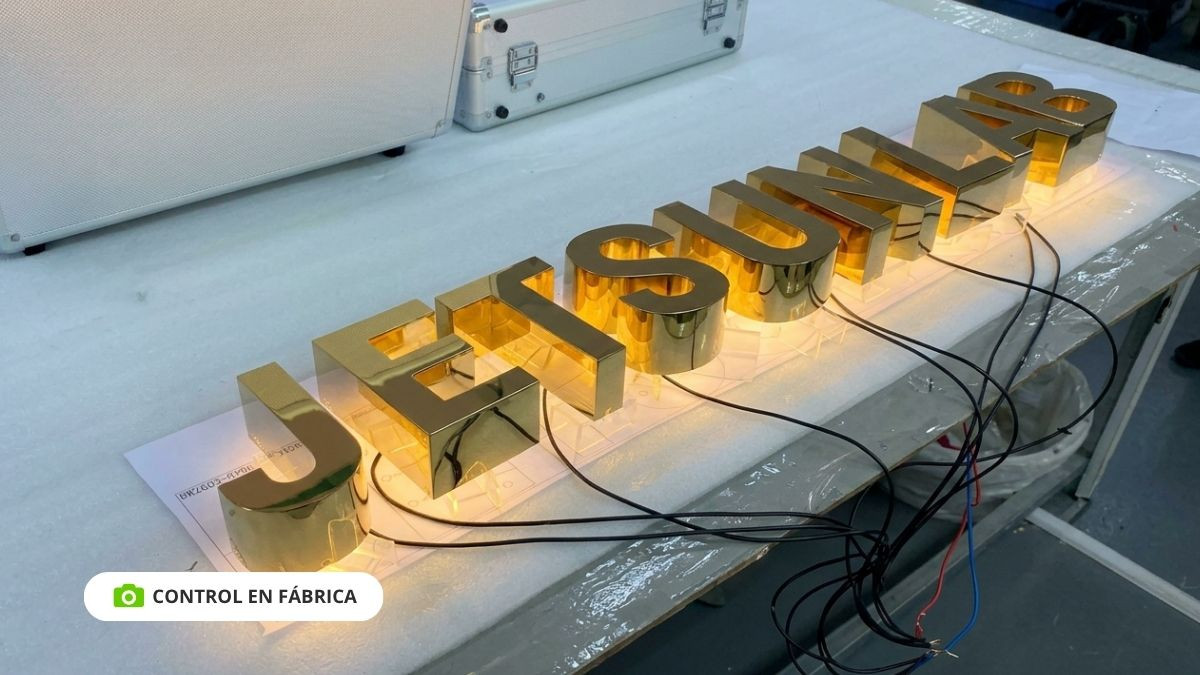 Letras metalizadas luz